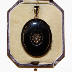 Медальон с черной эмалью и алмазом